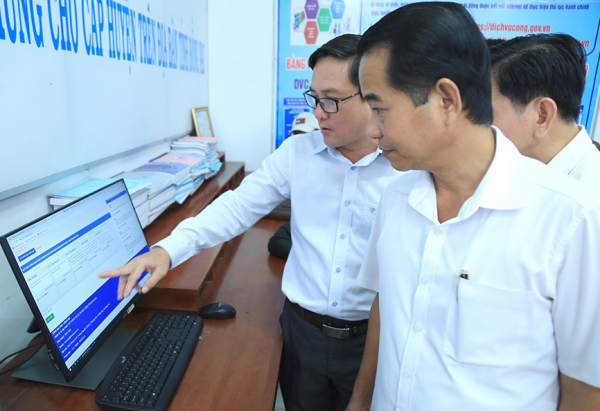 HĐND tỉnh Đồng Nai giám sát trực tiếp tại Bộ phận tiếp nhận và trả kết quả một cửa Huyện Xuân Lộc - ẢNH CÔNG NGHĨA